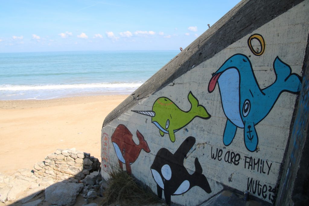 baleines peintes sur un bunker de la plage de la conche