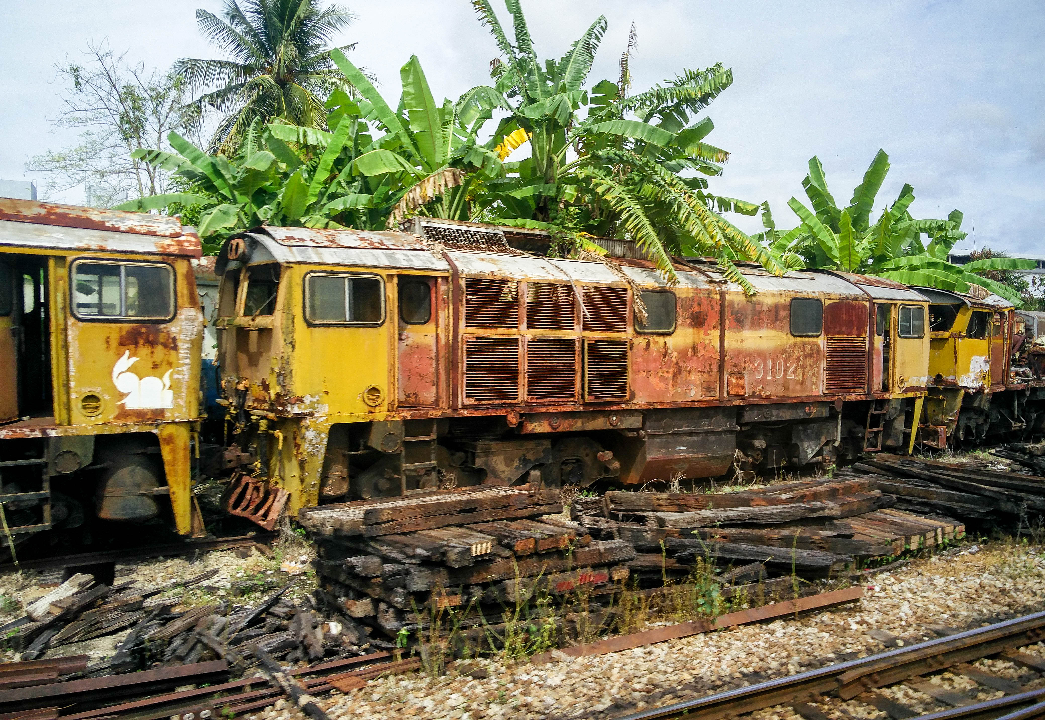 Train ancien sur le chemin Thaïlande Malaisie par la terre
